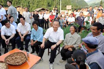 Chinese Premier Wen Jiabao is surrounded by children in the Xinjian primary school in Dujiangyan city, southwest China's Sichuan Province, Sept. 2, 2008. (Xinhua Photo) 