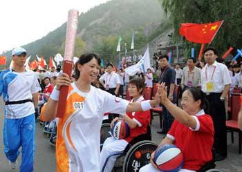 First torch bearer Zhu Hongyan, a famous blind swimmer