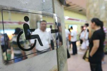 Photo taken on Aug. 27, 2008 shows the barrier-free sign at a subway station in Beijing, capital of China. Numbers of barrier-free signs have appeared recently at Beijing subway stations as the Beijing Paralympic Games approaches.(Xinhua Photo)