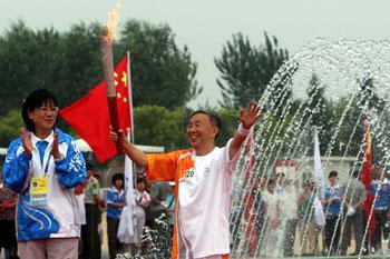 Last torchbearer Zhao Jihua, a former official of the Chinese Disabled Persons' Federation