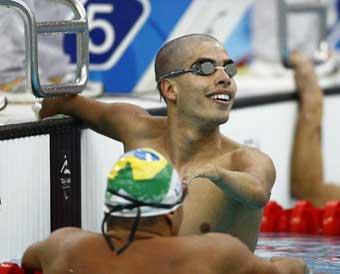 Paralympic swimming kicks off at Water Cube, September 7, 2008.(Xinhua)