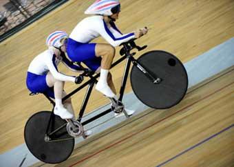 Britain's Aileen(L) and her pilot Ellen Hunter compete in the final of cylcing track women's 1km time trial(B&VI) at the Beijing 2008 Paralympic Games in Beijing, Sept 7, 2008. Aileen/Ellen Hunter claimed the title of the event and broke the world record with a time of 1 min 09.066 secs.[Zhang Duo/Xinhua]
