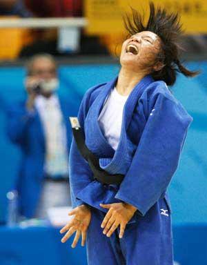 China's Cui Na roars after the women's 52kg judo final against Sandrine Aurieres-Martinet of France at the Beijing 2008 Paralympic Games in Beijing, September 7, 2008. Cui claimed the title in the event.(Xinhua/Liao Yujie)