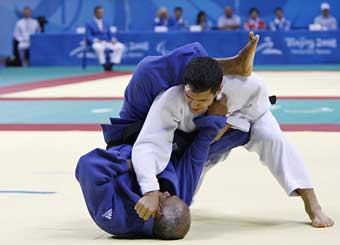 Saeed Rahmati of Iran (R) fights Sergio Perez of Cuba during their Men's 60kg preliminary judo match at the Beijing 2008 Paralympic Games September 7, 2008.[Agencies]