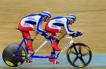 Olivier Donval (R) and John Saccomandi (L) of France compete in the men's individual pursuit (B&VI) cycling track competition during the 2008 Beijing Paralympic Games on September 7, 2008 at the Laoshan Velodrome.[Agencies]