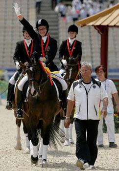 Gold medalist German dressage rider Britta Naepel waves to the crowds during the victory ceremony of Individual Championship Test (Grade II) of Equestrian Events of the Beijing 2008 Paralympic Games at Hong Kong Olympic Equestrian Venue (Sha Tin) in Hong Kong, south China, Sept. 8, 2008.(Xinhua Photo)