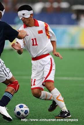 Wang Yafeng (R) of China break through the defense of an Argentinian player in a preliminaries match of football 5-a-side against Argentina during Beijing 2008 Paralympic Games in Beijing, Sept. 9, 2008. China won the match 1-0. (Xinhua/Guo Yong) 