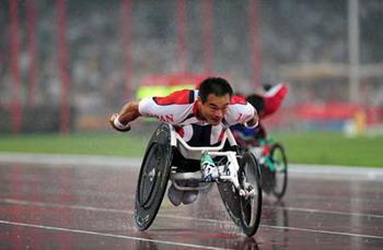 Japan's Susumu Kangawa competes in the rain during the first round competition of men's 400m T53 of the Beijing 2008 Paralympic Games, at the National Stadium, also known as the Bird's Nest, in Beijing, China, Sept. 9, 2008. (Xinhua/Li Ga)
