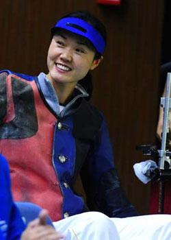 China's Liu Jie smiles to spectators prior to the mixed R4-10m air rifle standing SH2 final of shooting event in Beijing 2008 Paralympic Games in Beijing, China, Sept. 11, 2008. Liu ranked the eighth of the event with a total of 698.6 points. (Xinhua Photo)
