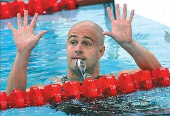 Briton David Roberts gestures after winning gold in the men's 400m freestyle S7 in a record time of 4 min 52.35 sec at the National Aquatics Center in Beijing on September 11, 2008. [China Daily]