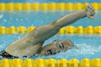 David Roberts of Britain swims in the men's 400m freestyle S7 during the 2008 Beijing Paralympic Games at the National Aquatics Center in Beijing on September 11, 2008. Roberts won with a new world record of 4:52.35. [Agencies]