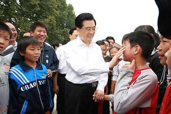 Chinese President Hu Jintao (C) talks with students at Gaomiao Middle School in Qinghua Town of Bo'ai County under Jiaozuo City, central China's Henan Province. President Hu Jintao made an inspection tour in Henan Province from Sept. 8 to Sept. 10.(Xinhua/Ju Peng)