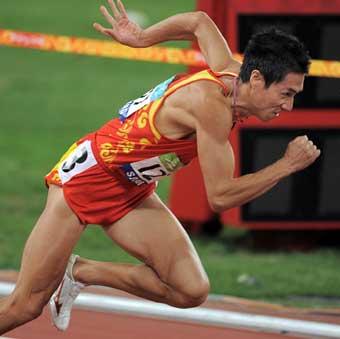 Li Yansong sets off to run. (Photo credit: Xinhua)