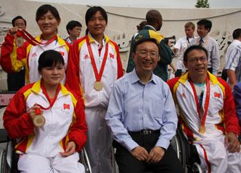 Chinese Foreign Minister Yang Jiechi (first row, center) and Chinese paralympic athletes. [Photo: CRIENGLISH.com]