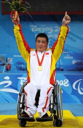 Gold medalist Zhang Haidong of China gestures during the awarding ceremony for men's 82.5kg of the Beijing 2008 Paralympic Games Powerlifting event in Beijing, Sept. 15, 2008.(Xinhua Photo)