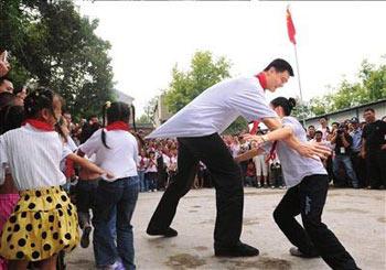 Yao Ming made a charity tour of southwest China's Sichuan Sunday which was devastated by a deadly earthquake on May 12, attended the foundation ceremony of a hope primary school in Guangyuan City and mourned for the quake victims at the ruins of the Beichuan Middle School. (Xinhua Photo)
