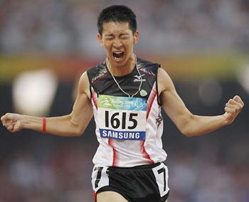 So Wa Wai (L) from Hong Kong of China celebrates after winning the final of the men's 200 metre T36 classification event at the 2008 Beijing Paralympic Games in Beijing on September 15, 2008.[Agencies]