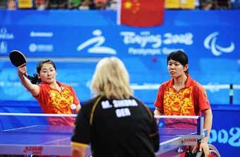 Gu Gai (L) and Ren Guixiang of China compete in the final. [Xinhua]