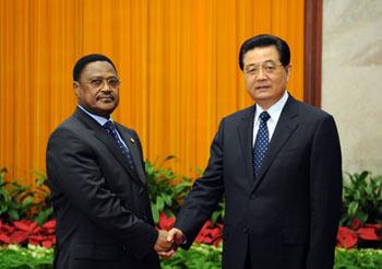 Chinese President Hu Jintao(R) shakes hands with Niger's Prime Minister Seyni Oumarou at the Great Hall of the People in Beijing, China, Sept. 16, 2008. President Oumarou will attend the closing ceremony of the Beijing Paralympics scheduled for Wednesday. (Xinhua Photo)