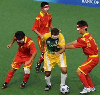 Sandro Soares (2nd, R) of Brazil challenges against Chinese players.