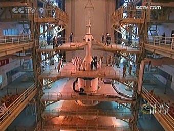 Shenzhou-7 will carry three astronauts(CCTV.com)