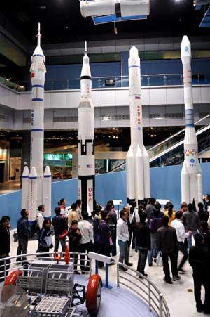 People look at models of rockets at the Ningxia Science and Technology Museum in Yinchuan, northwest China's Ningxia Hui Autonomous Region, Sept. 25, 2008. There has been an increasing interest in aeronautics since the Shenzhou-7 spaceship was set to blast off on Long March II-F rocket from the Jiuquan Satellite Launch Center in Gansu province on Sept. 25, 2008. (Xinhua/Li Ziheng)