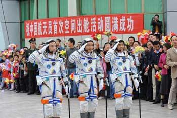 Chinese taikonauts (R-L) Liu Boming, Zhai Zhigang and Jing Haipeng attend the setting-out ceremony at the taikonauts' apartment compound of the Jiuquan Satellite Launch Center in northwest China's Gansu Province, Sept. 25, 2008. China counted down Thursday to its third manned space mission Shenzhou-7 which will include the country's first ever space walk. (Xinhua/Li Gang) 