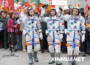 The Jiuquan Satellite Launch Center held a ceremony Thurday afternoon for the three taikonauts due to board the Shenzhou-7 spacecraft before the startof the mission, Sept. 25, 2008.(Xinhua Photo)
