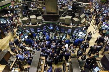 Traders gather at the Bank of America kiosk on the floor of the New York Stock Exchange in New York, Sept. 24, 2008.(Xinhua/Reuters Photo)