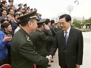 President Hu Jintao has met scientists working at the Jiuquan Satellite Launch Center in Gansu Province.