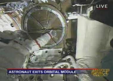 Astronaut exits orbital module. (CCTV.com)