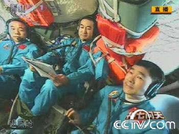 President Hu congratulates taikonauts on nation's first successful spacewalk (CCTV.com)