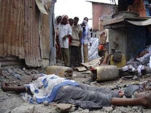 Residents look at the body of a woman after Somalian government soldiers and Islamic insurgents exchanged mortar fire, near Mogadishu's Bakara market, September 27, 2008.Feisal Omar(SOMALIA)