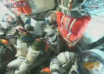 Shenzhou 7 prepares for return to earth.(CCTV.com)