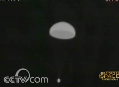 China's third manned spacecraft Shenzhou-7 returns