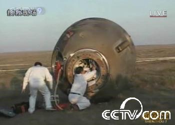 Re-entry capsule opens.(CCTV.com)