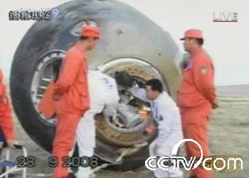 Astronauts exit re-entry capsule.(CCTV.com)