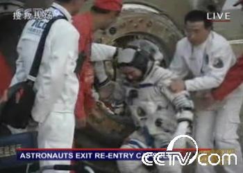 Astronauts exit re-entry capsule.(CCTV.com)