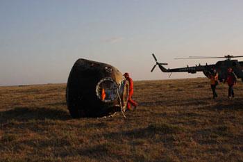 China's Shenzhou-7 spacecraft's re-entry module lands safely in north China's Inner Mongolia Autonomous Region.(Xinhua/Wang Jianmin)