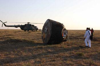China's Shenzhou-7 spacecraft's re-entry module lands safely in north China's Inner Mongolia Autonomous Region.(Xinhua/Wang Jianmin)