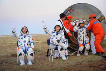 Chinese taikonauts get out of Shenzhou-7 re-entry module after their safe landing in North China's Inner Mongolia Autonomous Region on Sep. 28, 2008.(Xinhua/Li Gang)