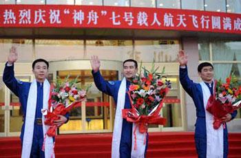 Chinese taikonauts of Shenzhou-7 space module crew wave to local people who came to see them off in Hohhot, north China's Inner Mongolia Autonomous Region, Sept. 29, 2008. A red-carpet ceremony was held here at 6:30 Monday to send off the three astronauts Zhai Zhigang, Liu Boming and Jing Haipeng back to Beijing, capital of China. (Xinhua Photo)
