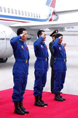 Chinese taikonauts who have successfully completed the country's third manned space mission salute after getting off the plane in Beijing, capital of China, on Sept. 29, 2008.(Xinhua Photo)