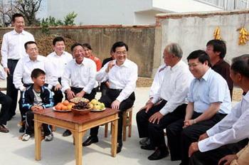 Chinese President Hu Jintao (C) talks with the villagers as he visits the family of Guan Youjiang in Xiaogang village, Fengyang county, Chuzhou of east China's Anhui Pronvince, Sept. 30, 2008.(Xinhua Photo)