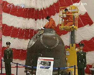 Scientists have opened the re-entry module of the Shenzhou 7 manned spacecraft and collected various experimental samples and data for further study.(CCTV.com)