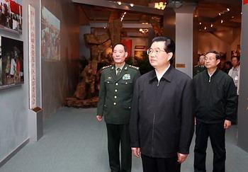 Chinese President Hu Jintao visits an exhibition featuring the rescue work on the May 12 earthquake that hit southwest China's Sichuan Province, in Beijing, capital of China, Oct. 7, 2008.(Xinhua/Ju Peng)