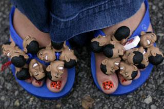A guest wears footwear decorated with a Barack Obama theme at Belmont University before the presidential debate in Nashville, Tennessee October 7,2008.(Xinhua/Reuters Photo)