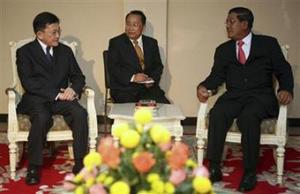 Thailand's Foreign Minister Sompong Amornvivat (L) meets with Cambodia's Prime Minister Hun Sen (R) at the Ministry of Foreign Affairs in Phnom Penh October 13, 2008.(Tang Chhinsothy/Pool/Reuters)