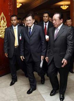 Thailand's Foreign Minister Sompong Amornvivat (2nd L) walks out from a room after meeting with Cambodia's Foreign Minister Hor Namhong at the Ministry of Foreign Affairs in Phnom Penh October 13, 2008. Amornvivat is in Cambodia for a one-day official visit and to discuss the border dispute issue.REUTERS/Chor Sokunthea