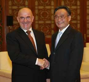 Wu Bangguo(R), chairman of Chinaese National People's Congress (NPC) Standing Committee, shakes hands with Andre Bugnon, president of the National Council of the Federal Assembly of Switzerland, during their meeting in Beijing, capital of China, on Oct. 15, 2008.(Xinhua Photo/Liu Weibing)
